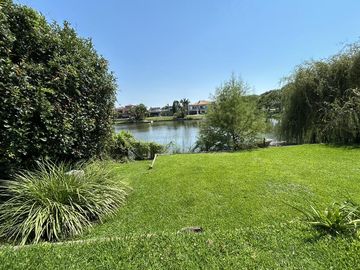Casa en Venta al lago en Castores, Nordelta.