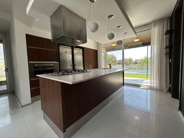 Casa en Venta al lago en Castores, Nordelta.
