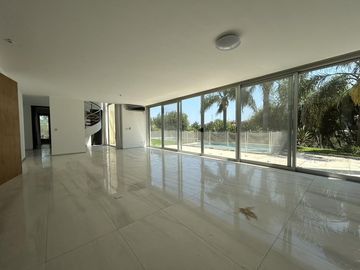 Casa en Venta al lago en Castores, Nordelta.