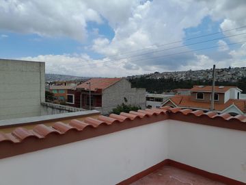 CASA EN VENTA URB. SAN GREGORIO-165m2-3 DORMITORIOS-$140.000