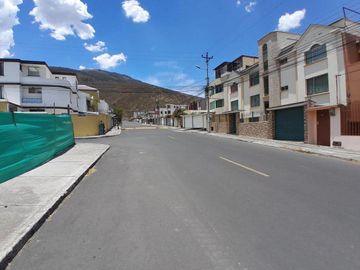 TERRNO EN VENTA D 300m2 EN URBANIZACION SAN GREGORIO (PUSUQUI).