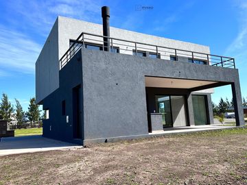 CASA EN VENTA CON SALIDA AL RIO - BARRIO CANAL