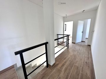 CASA EN VENTA CON SALIDA AL RIO - BARRIO CANAL