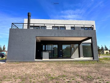 CASA EN VENTA CON SALIDA AL RIO - BARRIO CANAL