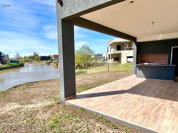 CASA EN VENTA CON SALIDA AL RIO - BARRIO CANAL