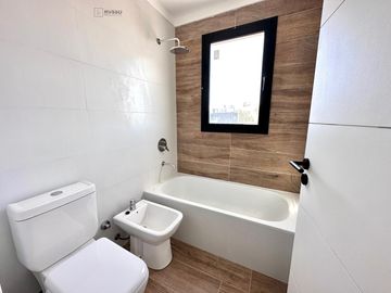 CASA EN VENTA CON SALIDA AL RIO - BARRIO CANAL