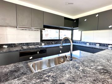 CASA EN VENTA CON SALIDA AL RIO - BARRIO CANAL