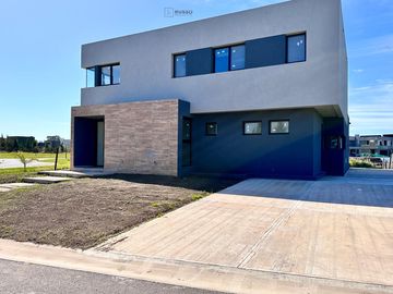 CASA EN VENTA CON SALIDA AL RIO - BARRIO CANAL