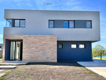 CASA EN VENTA CON SALIDA AL RIO - BARRIO CANAL