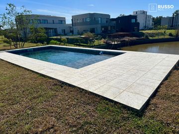 CASA EN VENTA CON SALIDA AL RIO - BARRIO CANAL