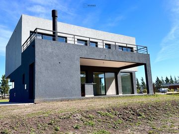CASA EN VENTA CON SALIDA AL RIO - BARRIO CANAL