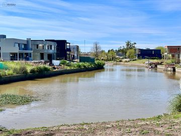 CASA EN VENTA CON SALIDA AL RIO - BARRIO CANAL