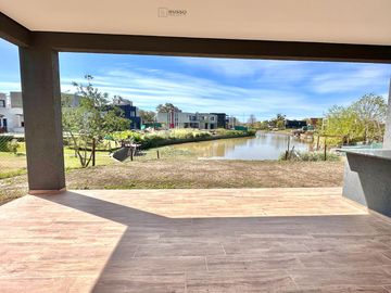 CASA EN VENTA CON SALIDA AL RIO - BARRIO CANAL
