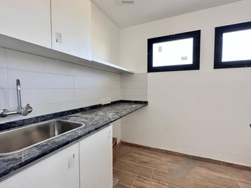 CASA EN VENTA CON SALIDA AL RIO - BARRIO CANAL