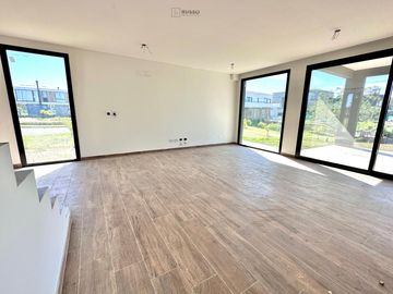 CASA EN VENTA CON SALIDA AL RIO - BARRIO CANAL
