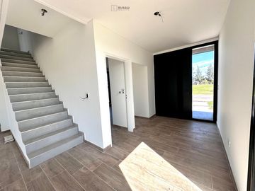 CASA EN VENTA CON SALIDA AL RIO - BARRIO CANAL