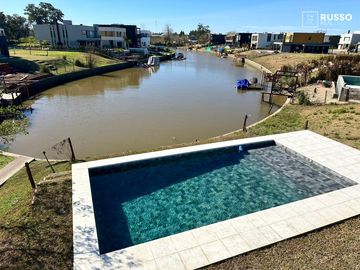 CASA EN VENTA CON SALIDA AL RIO - BARRIO CANAL