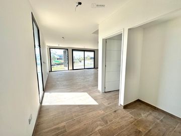 CASA EN VENTA CON SALIDA AL RIO - BARRIO CANAL