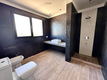 CASA EN VENTA CON SALIDA AL RIO - BARRIO CANAL
