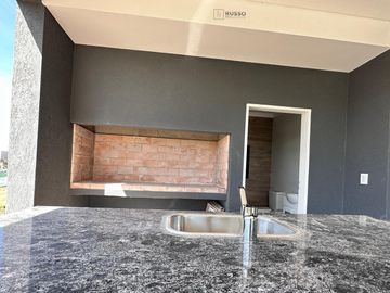 CASA EN VENTA CON SALIDA AL RIO - BARRIO CANAL