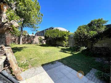 Venta - Casa 3 dormitorios cochera y patio verde en Echesortu