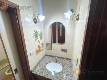 Venta - Casa 3 dormitorios cochera y patio verde en Echesortu