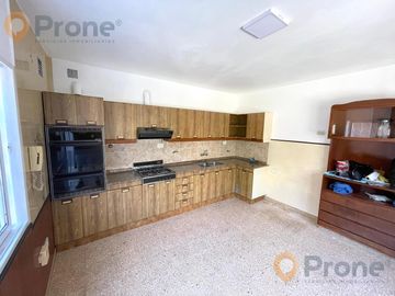 Venta - Casa 3 dormitorios cochera y patio verde en Echesortu