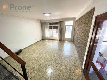 Venta - Casa 3 dormitorios cochera y patio verde en Echesortu