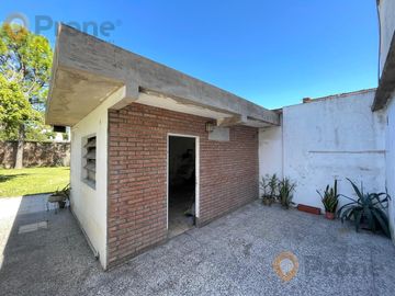 Venta - Casa 3 dormitorios cochera y patio verde en Echesortu