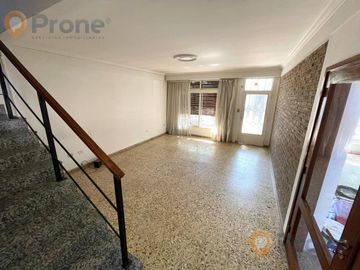 Venta - Casa 3 dormitorios cochera y patio verde en Echesortu