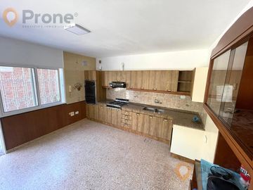 Venta - Casa 3 dormitorios cochera y patio verde en Echesortu