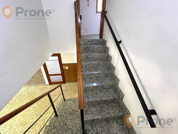 Venta - Casa 3 dormitorios cochera y patio verde en Echesortu