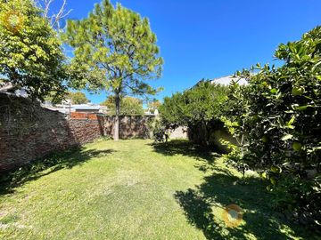 Venta - Casa 3 dormitorios cochera y patio verde en Echesortu