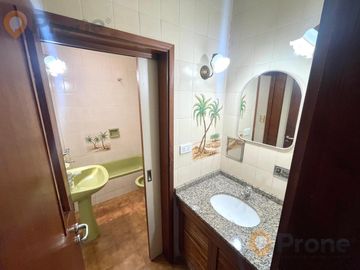 Venta - Casa 3 dormitorios cochera y patio verde en Echesortu