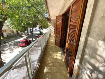 Venta - Casa 3 dormitorios cochera y patio verde en Echesortu