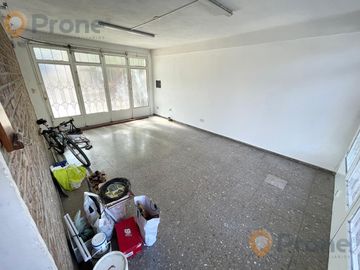 Venta - Casa 3 dormitorios cochera y patio verde en Echesortu