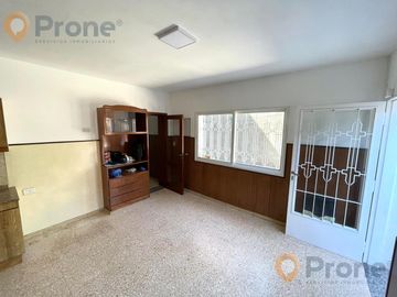 Venta - Casa 3 dormitorios cochera y patio verde en Echesortu