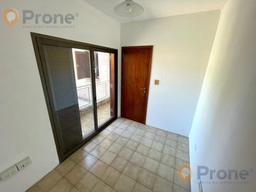 Venta - Casa 3 dormitorios cochera y patio verde en Echesortu