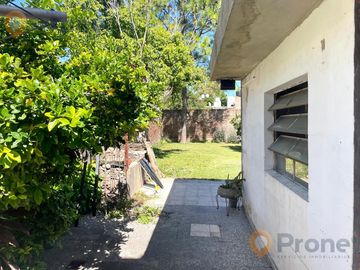 Venta - Casa 3 dormitorios cochera y patio verde en Echesortu