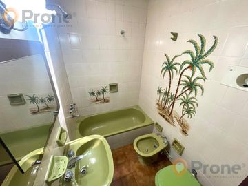 Venta - Casa 3 dormitorios cochera y patio verde en Echesortu