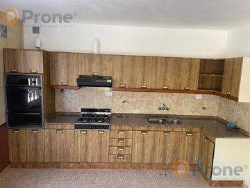 Venta - Casa 3 dormitorios cochera y patio verde en Echesortu