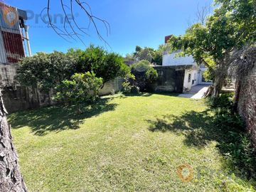 Venta - Casa 3 dormitorios cochera y patio verde en Echesortu