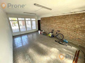 Venta - Casa 3 dormitorios cochera y patio verde en Echesortu