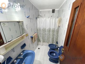 Venta - Casa 3 dormitorios cochera y patio verde en Echesortu