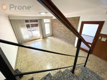 Venta - Casa 3 dormitorios cochera y patio verde en Echesortu