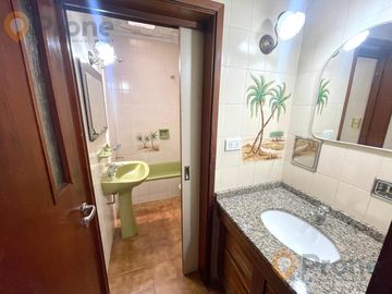 Venta - Casa 3 dormitorios cochera y patio verde en Echesortu