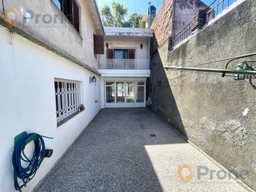 Venta - Casa 3 dormitorios cochera y patio verde en Echesortu