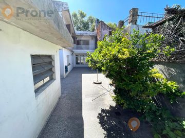 Venta - Casa 3 dormitorios cochera y patio verde en Echesortu