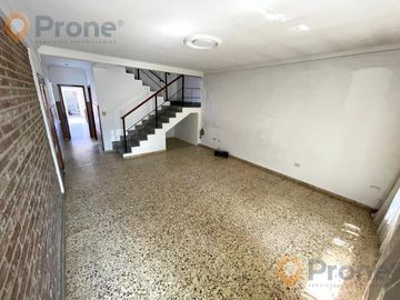 Venta - Casa 3 dormitorios cochera y patio verde en Echesortu