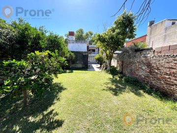 Venta - Casa 3 dormitorios cochera y patio verde en Echesortu